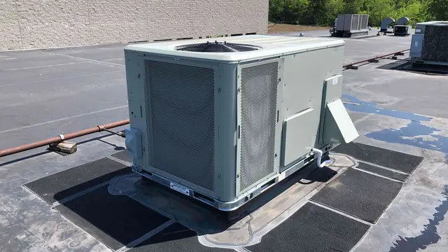 Replacement rooftop unit on walkway pads atop a plasma center