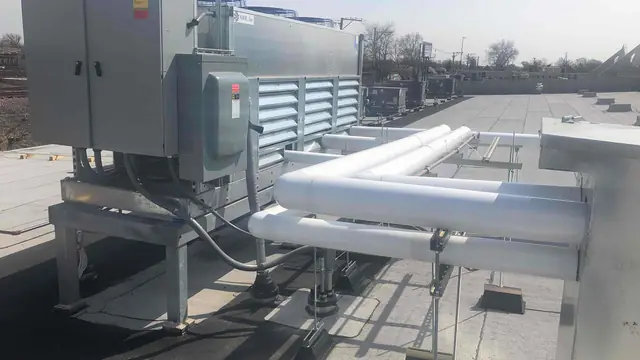 Rooftop refrigeration condensing unit with insulated suction piping